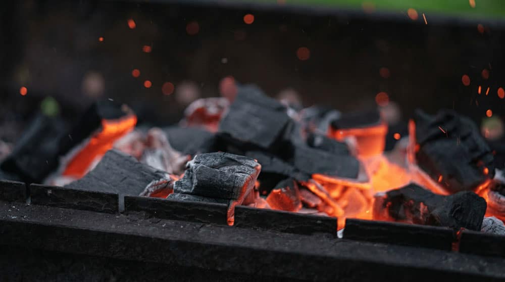 Mangalda kor olmuş kömürler