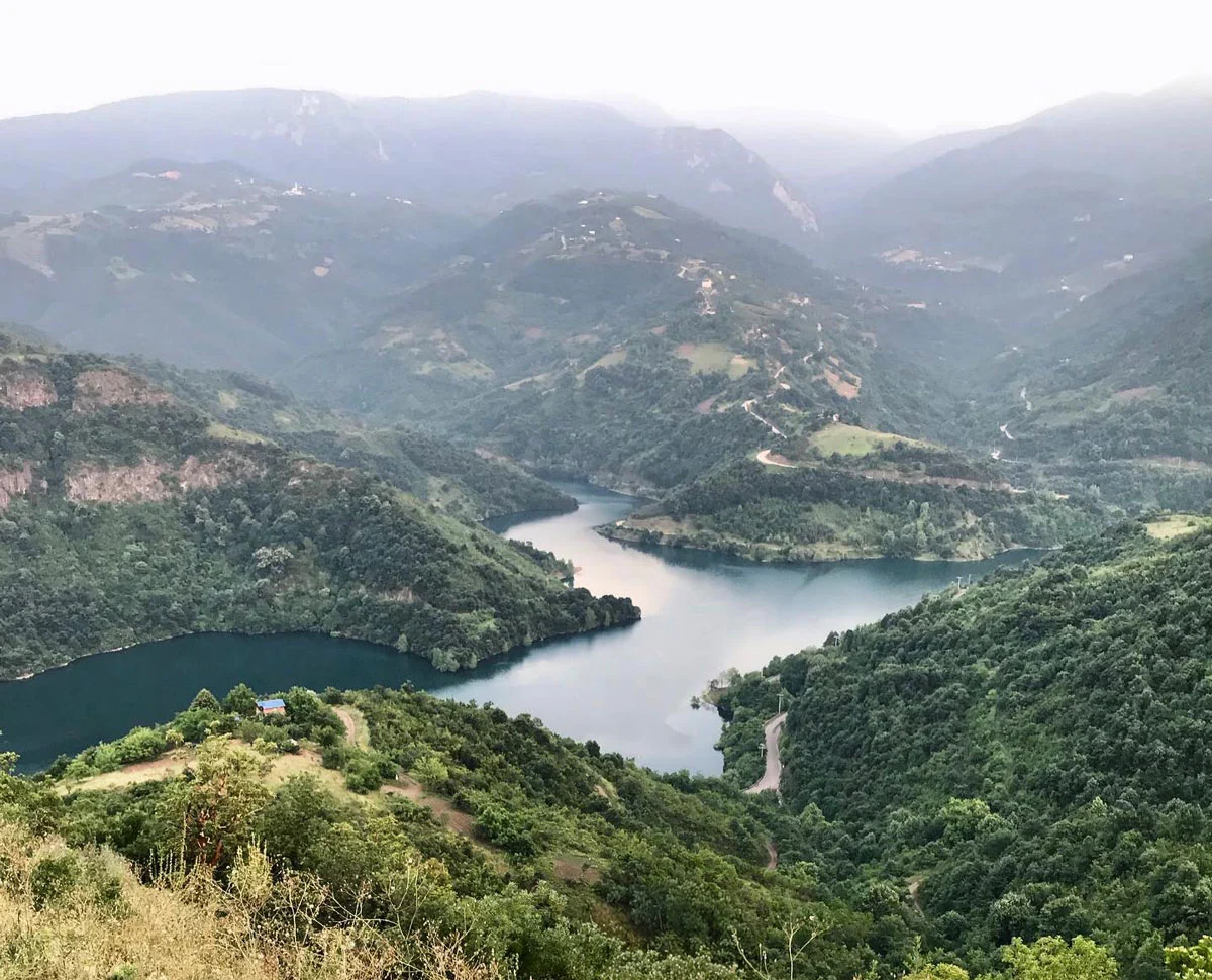 Yuvacık Barajı’nın tepeden görünen göl, vadi ve orman manzarası