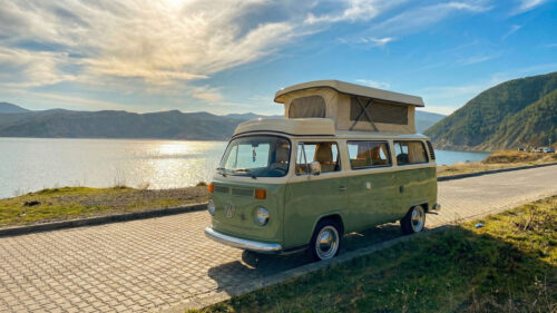 Göl kenarında karavan kampı