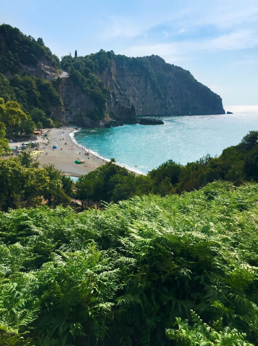 Köseağzı Plajı’nda çadır içinden görünen deniz, kayalıklar ve kamp alanı