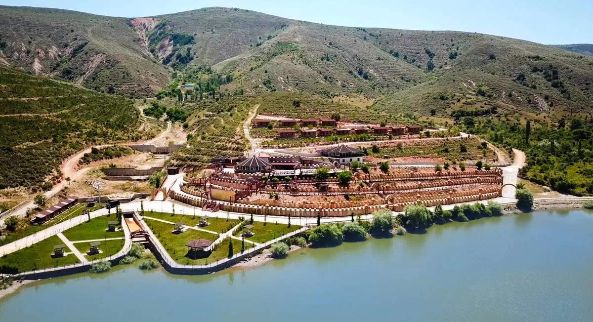 Taşoluk Şehit Şüheda Parkı tesisleri, yeşil alanlar ve göl kenarında kamp alanı.