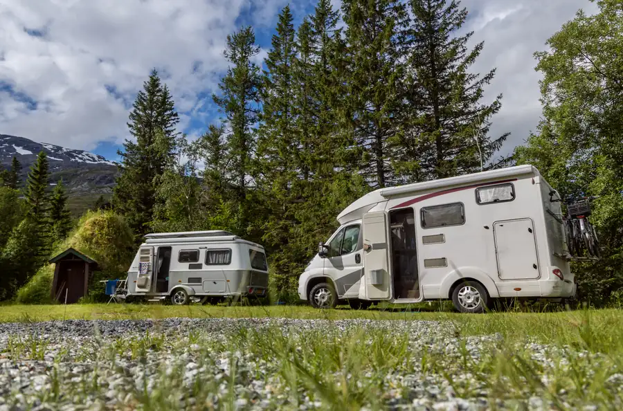 Karavan parkında kamp yapan 2 karavan